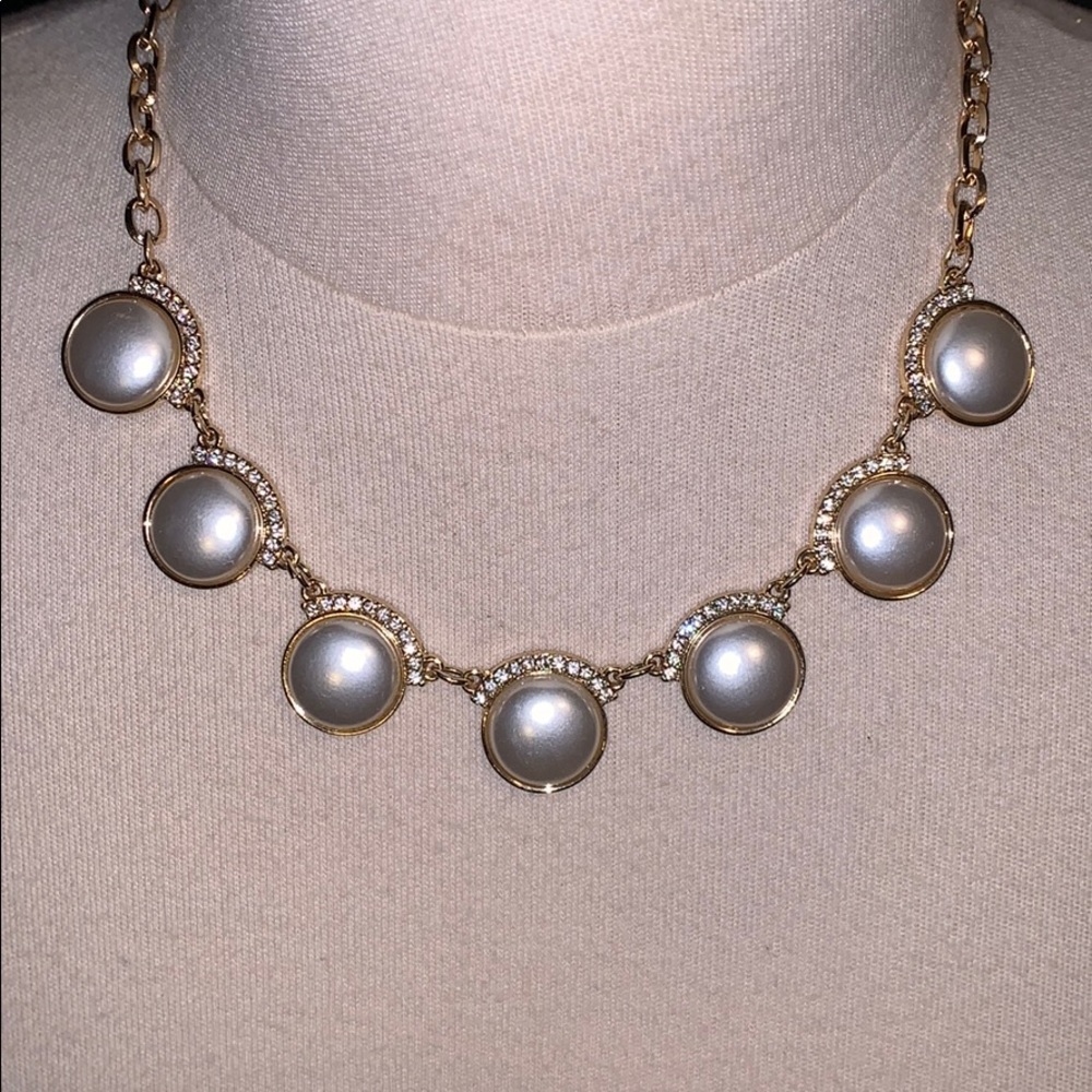 GOLD TONE NECKLACE WITH PEARLS